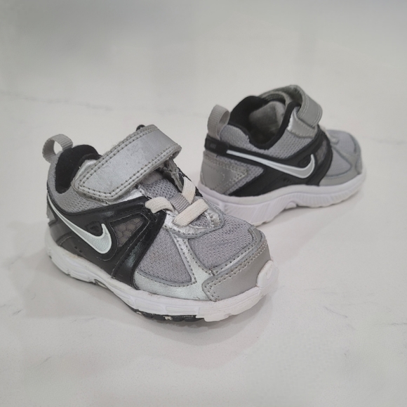 Nike Darts 9 Leather & Synthetic Silver and Black Toddler Size 4C - Picture 11 of 11